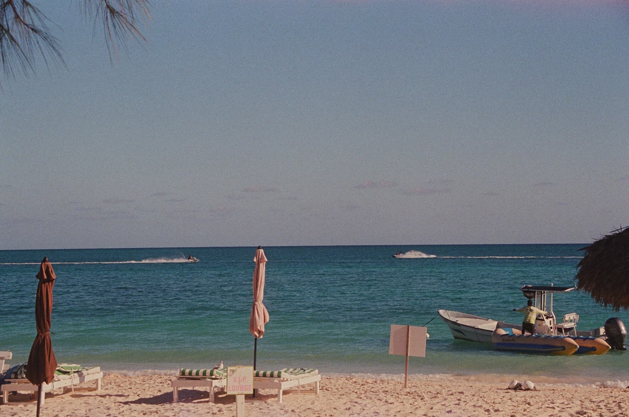 IMG. 01 — VIP lounge, jet skis